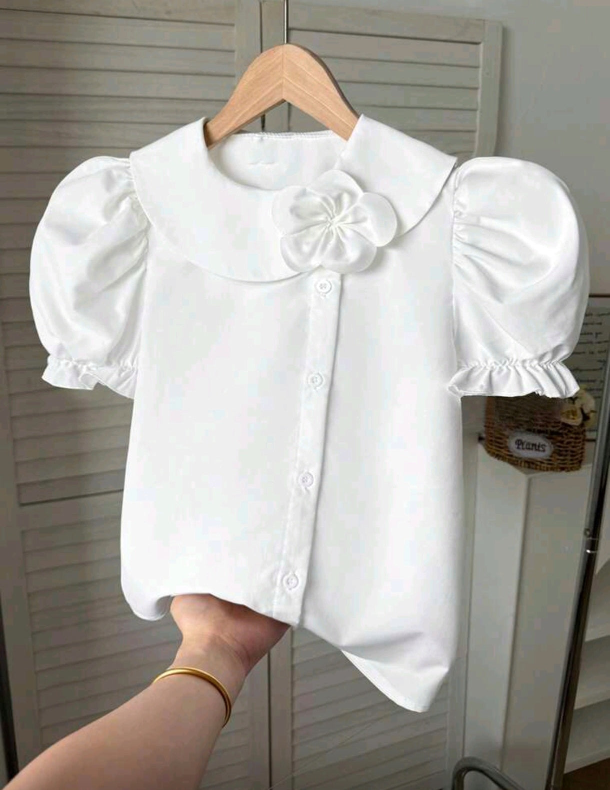 Camisa cuello redondo y mangas abullonadas