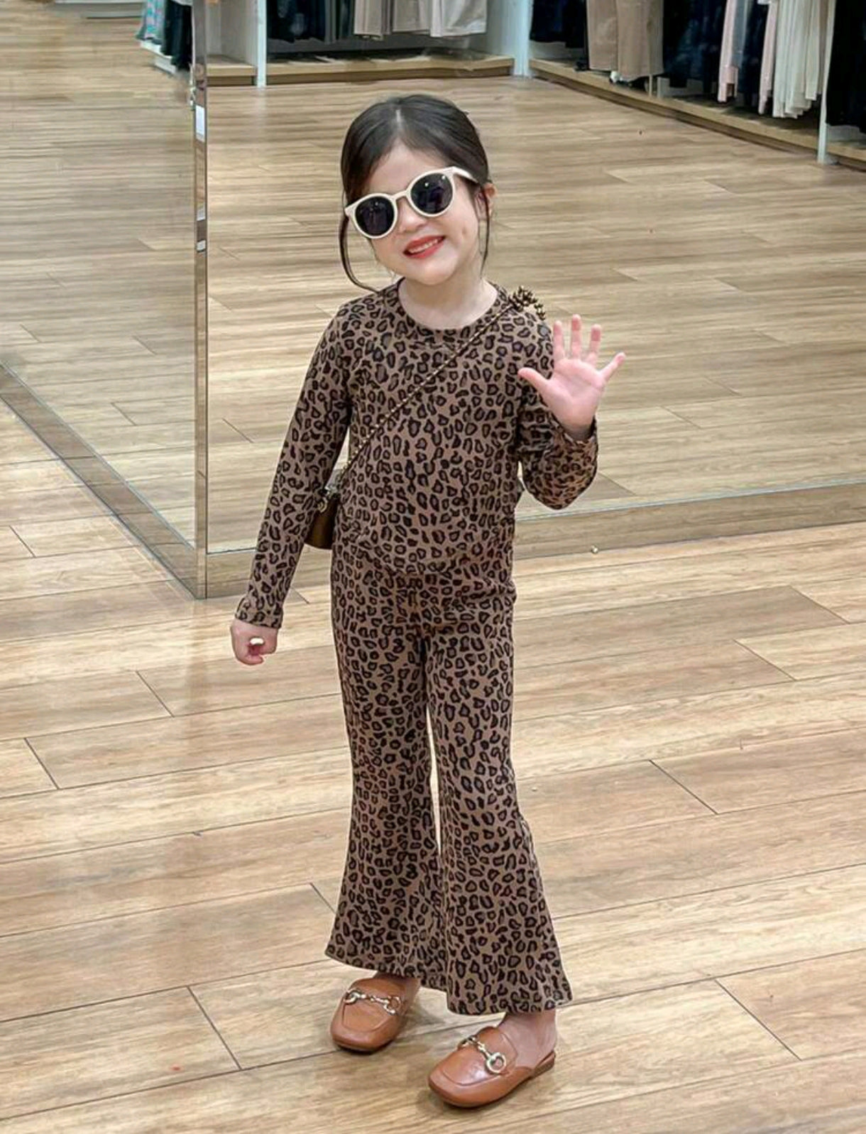 Mangas largas + pantalón acampanado de leopardo
