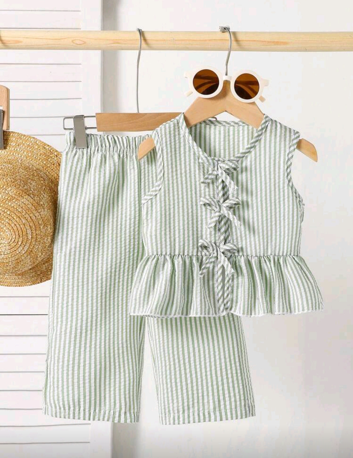 Blusa con moñitos + pantalón a rayas