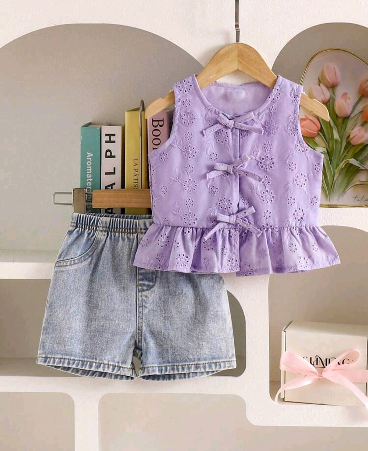 Blusa de broderie + short de jeans