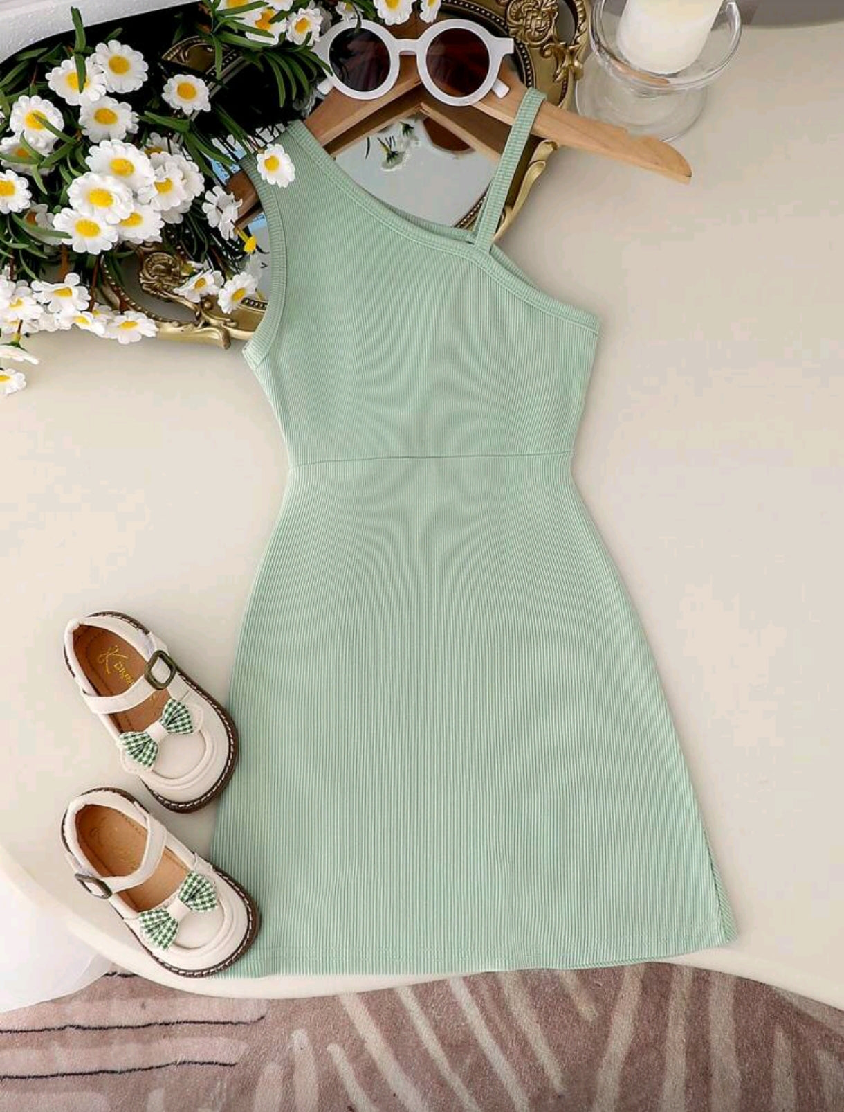 Vestido de mangas asimétrica