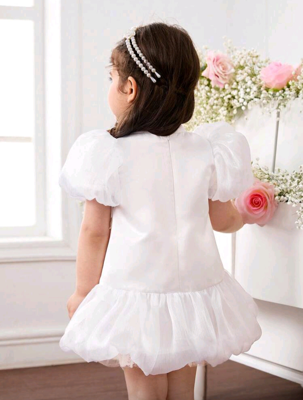 Vestido blanco con mangas de Globo