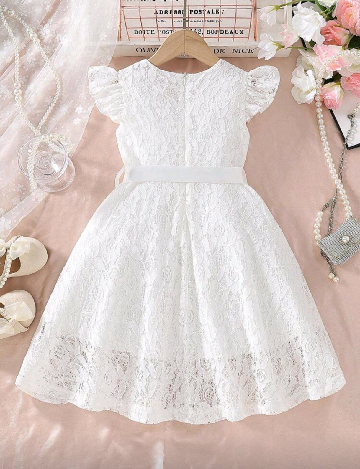 Vestido blanco de encaje con cinta