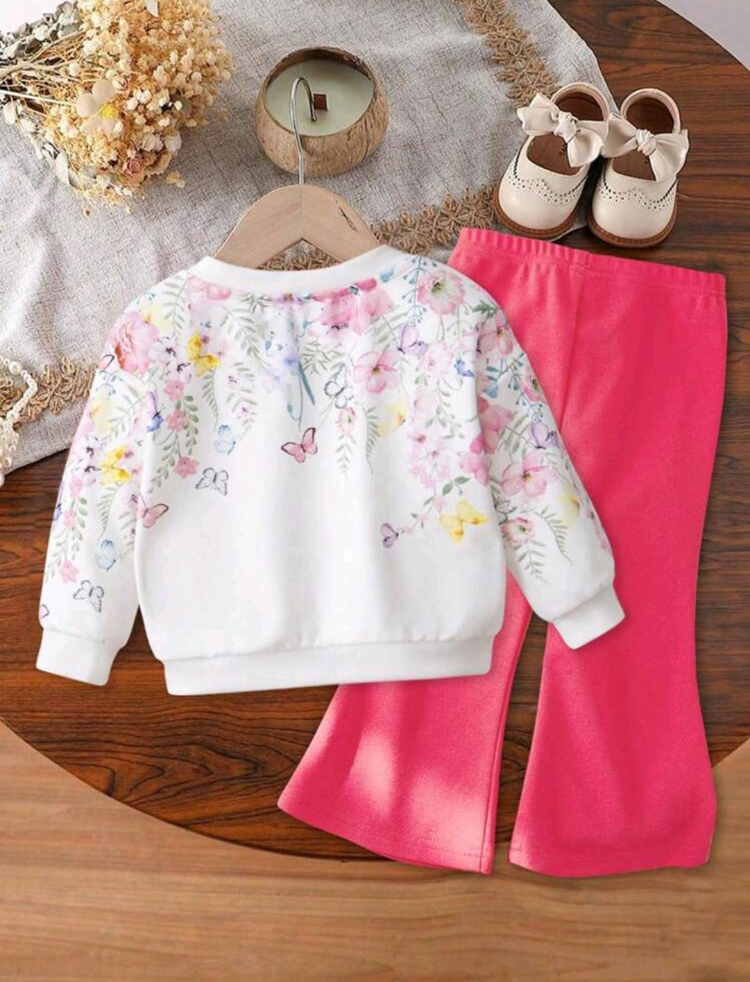 Abrigo estampado + pantalón acampando