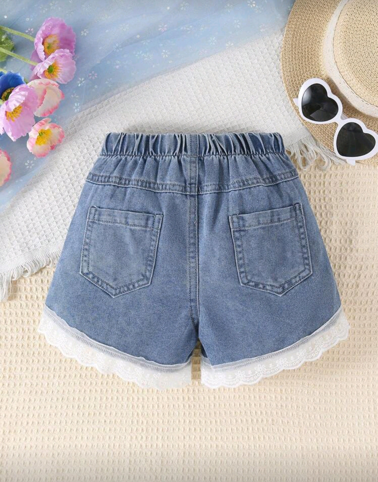 Short de jeans con detalles de encaje