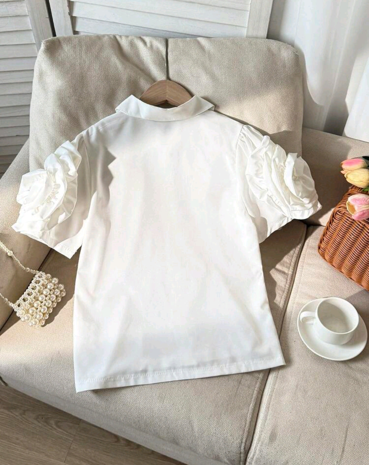 Camisa con mangas de flores 3D