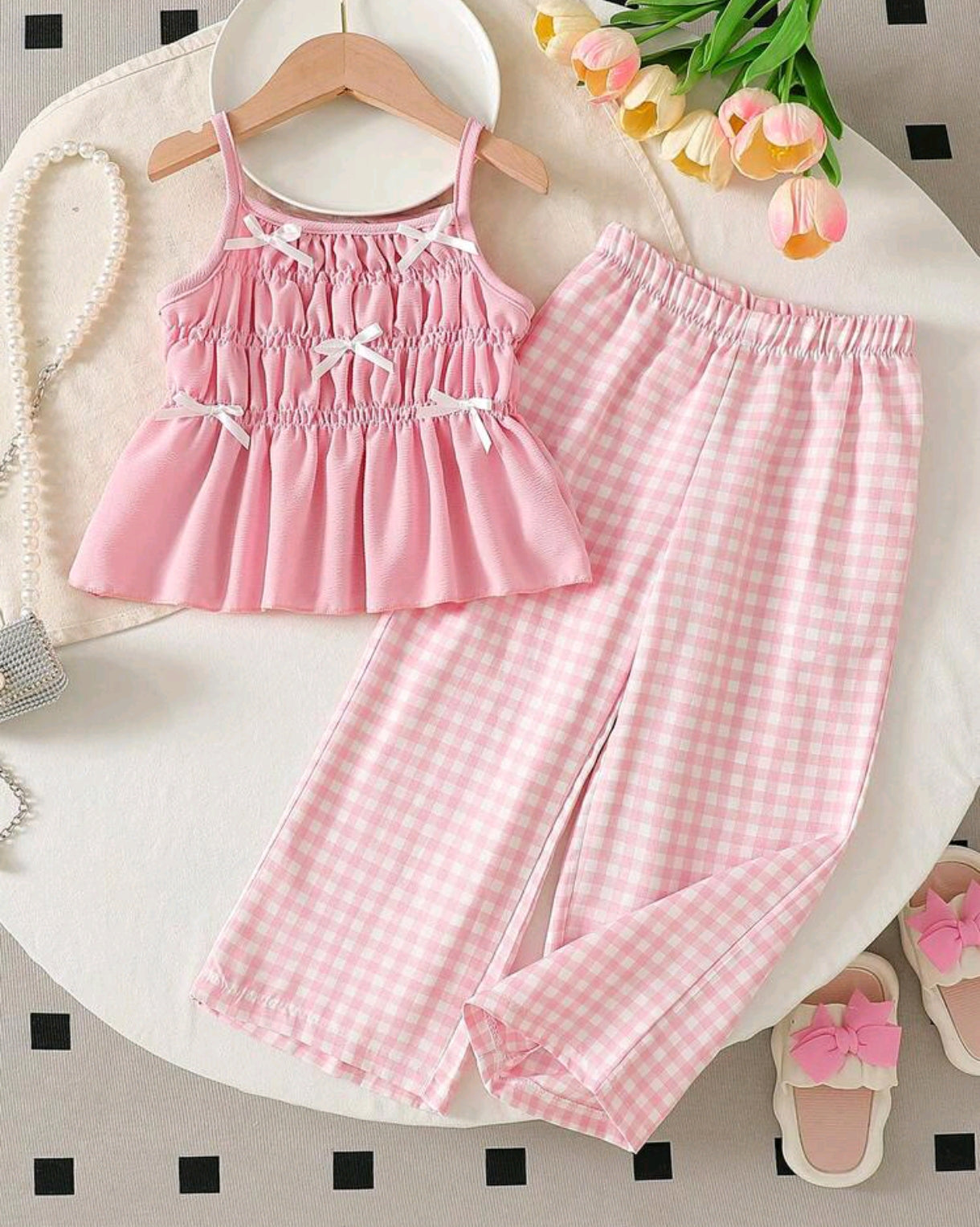 Blusa plisada de tiritas con detalles en moños + pantalón a cuadros