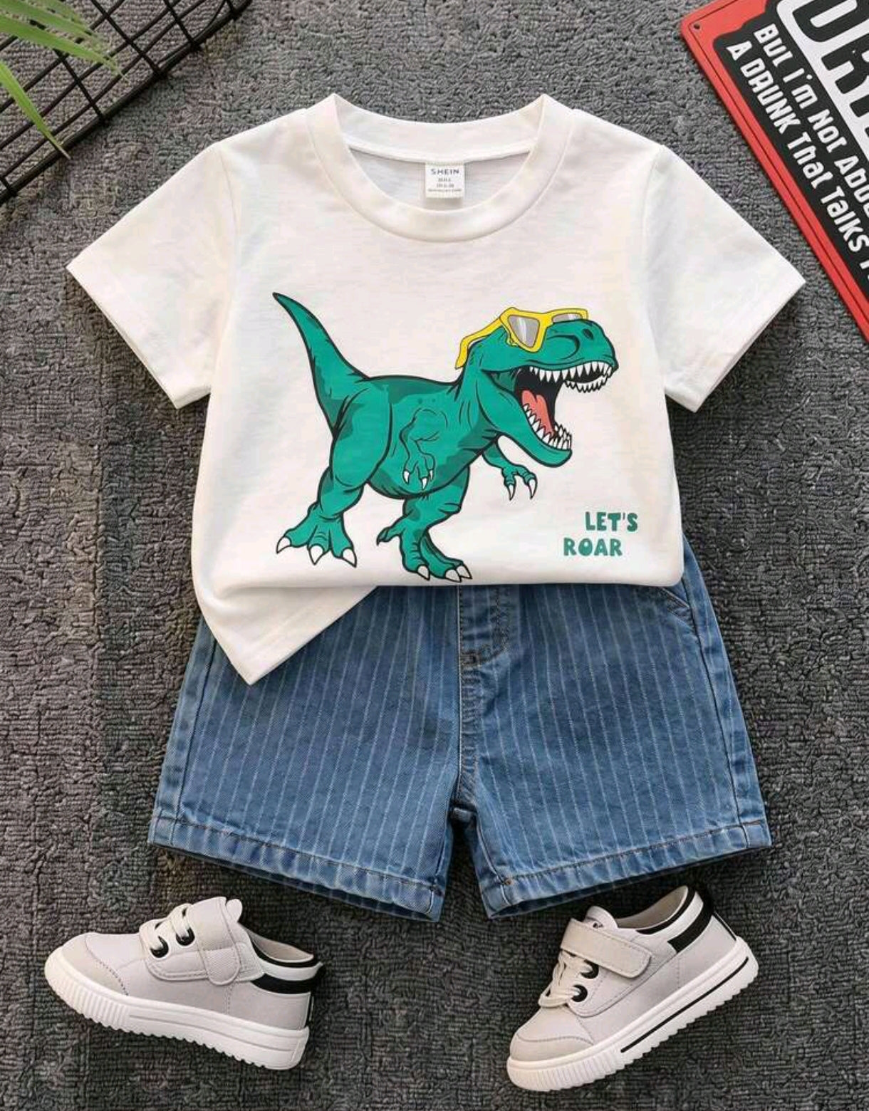 Remera con diseño de dino + short de jeans