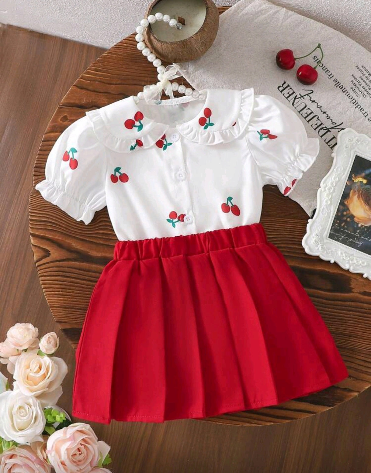 Camisa con diseño de cereza + falda plisada