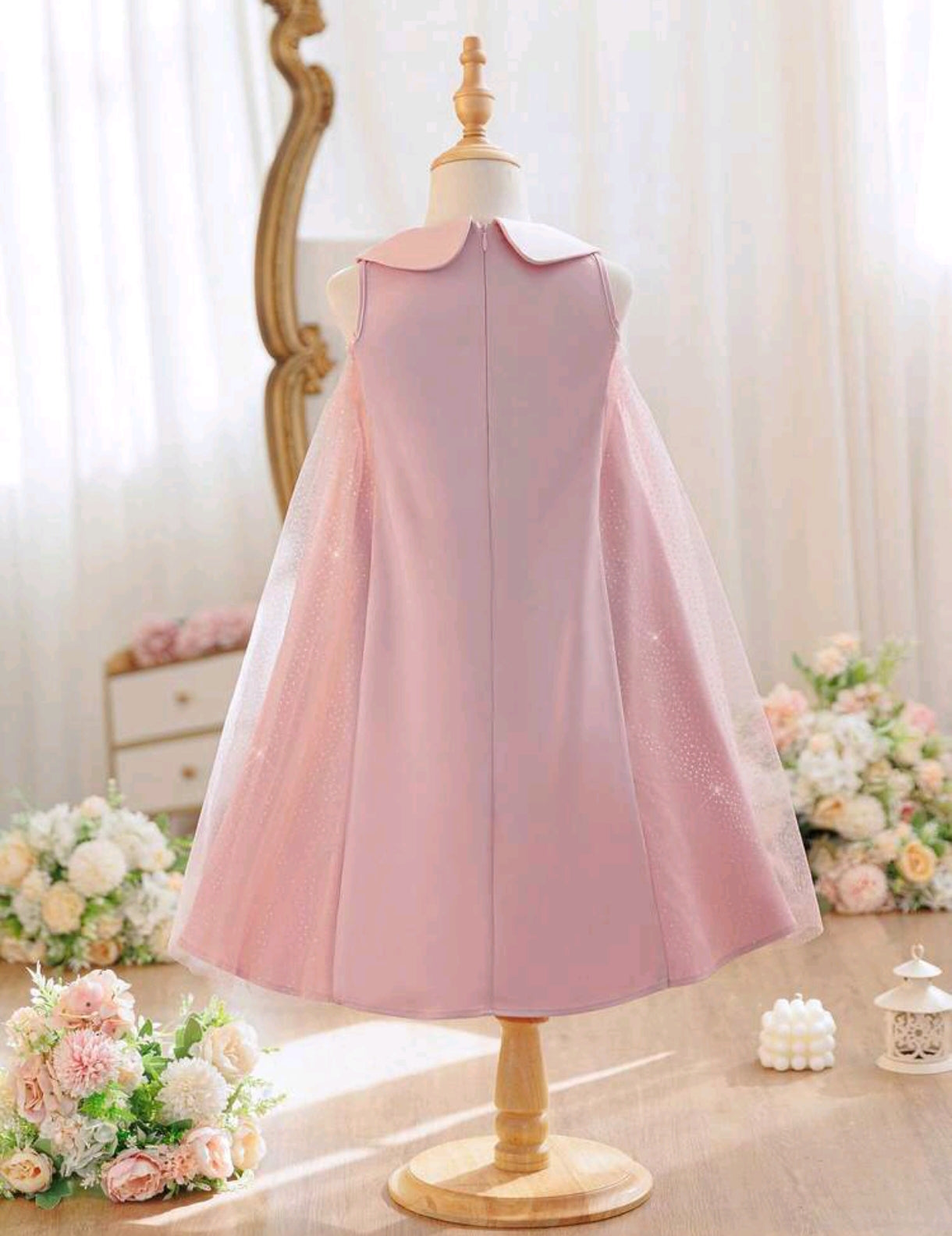 Vestido Chic sin mangas con cuello, detalles de tul y perlitas