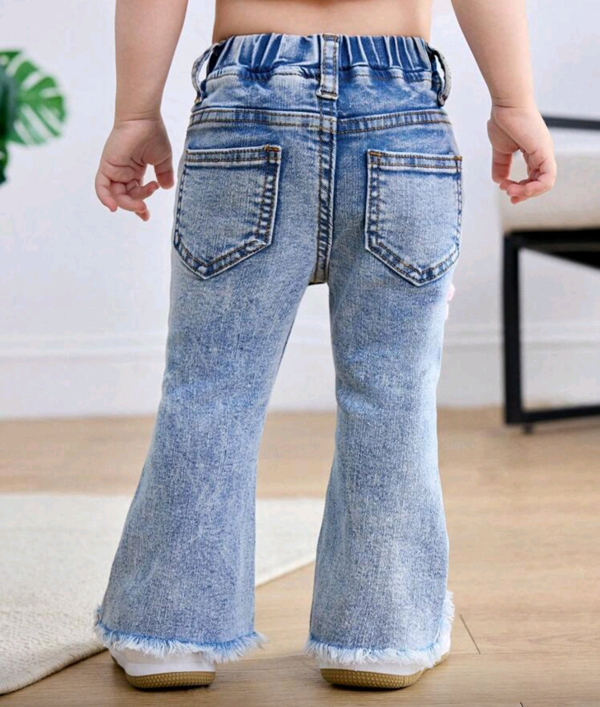 Pantalón de jeans para bebe, con aplicaciones de flores