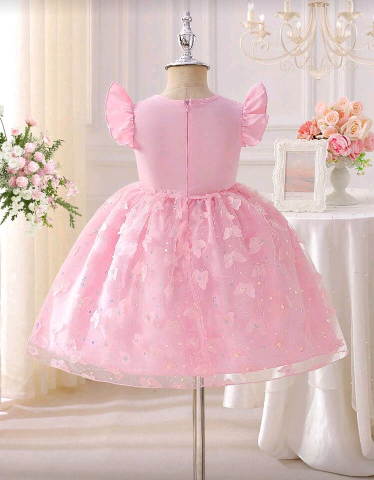 Vestido con tul y detalles de mariposas