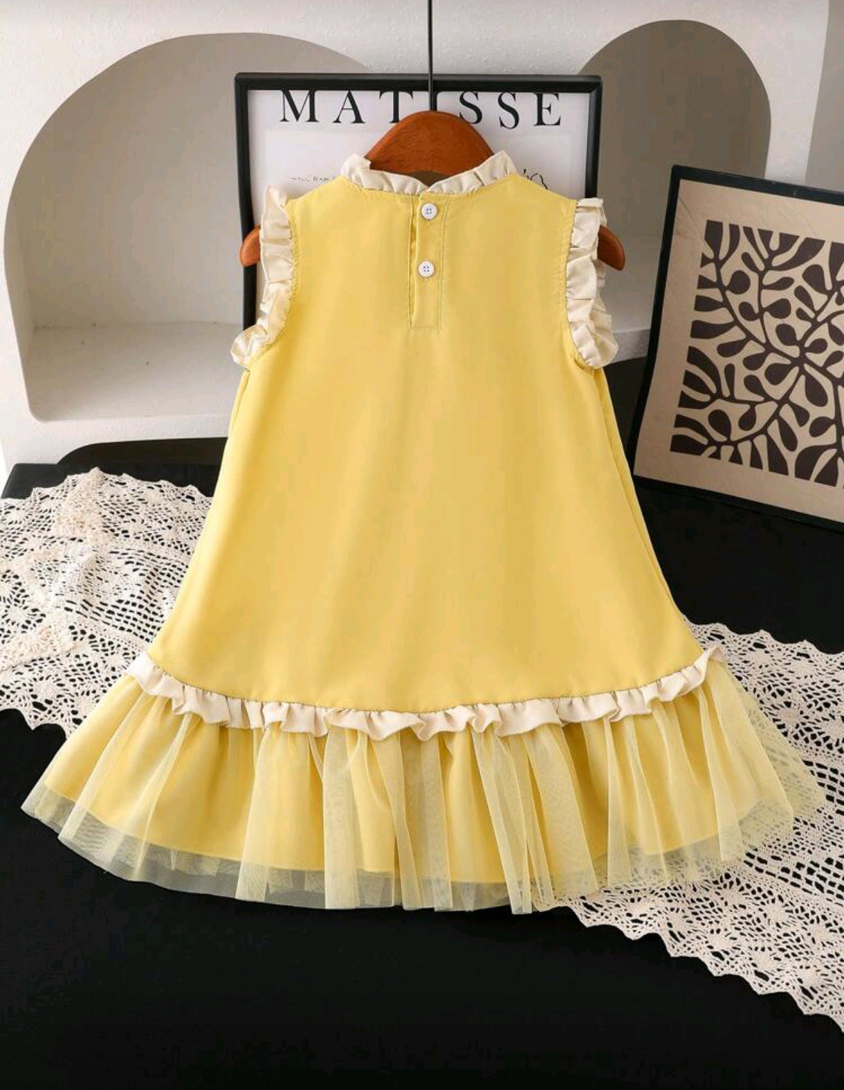 Vestido sin mangas con detalles en flores