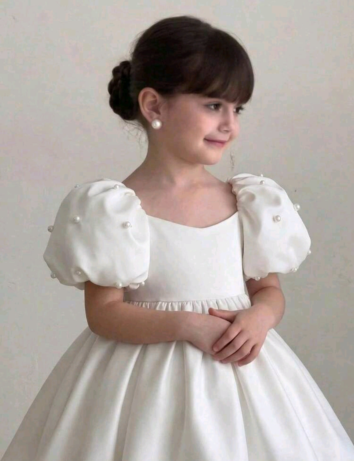 Vestido Blanco de mangas abullonadas con detalles en perlitas