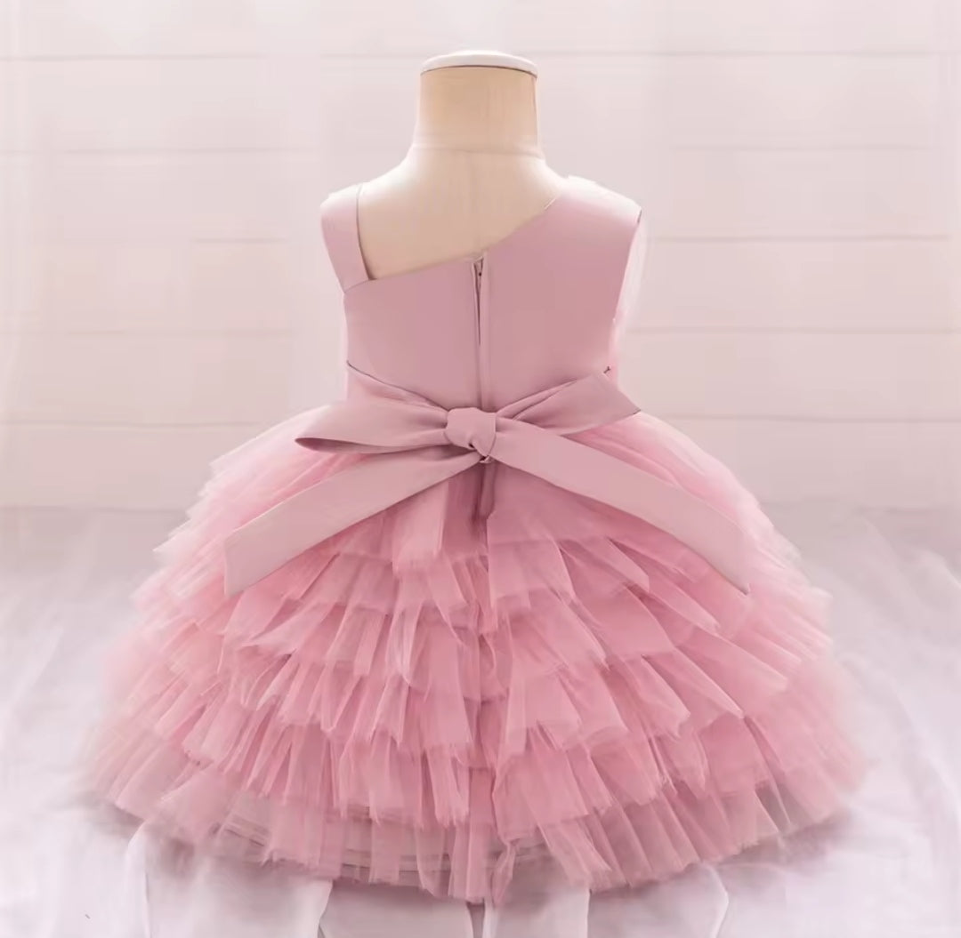 Vestido elegante de mangas asimétrica