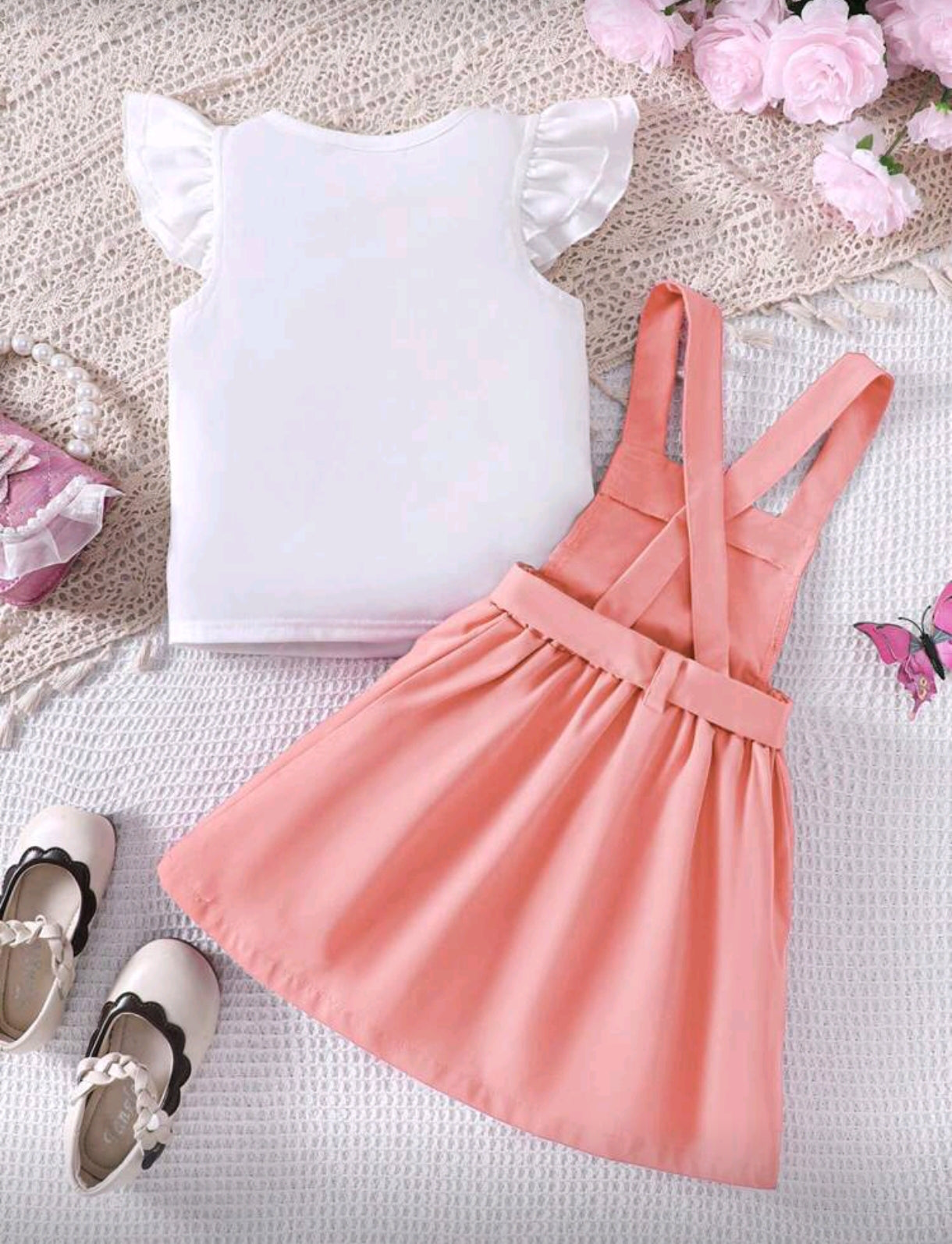 Blusa lisa + vestido jardinera