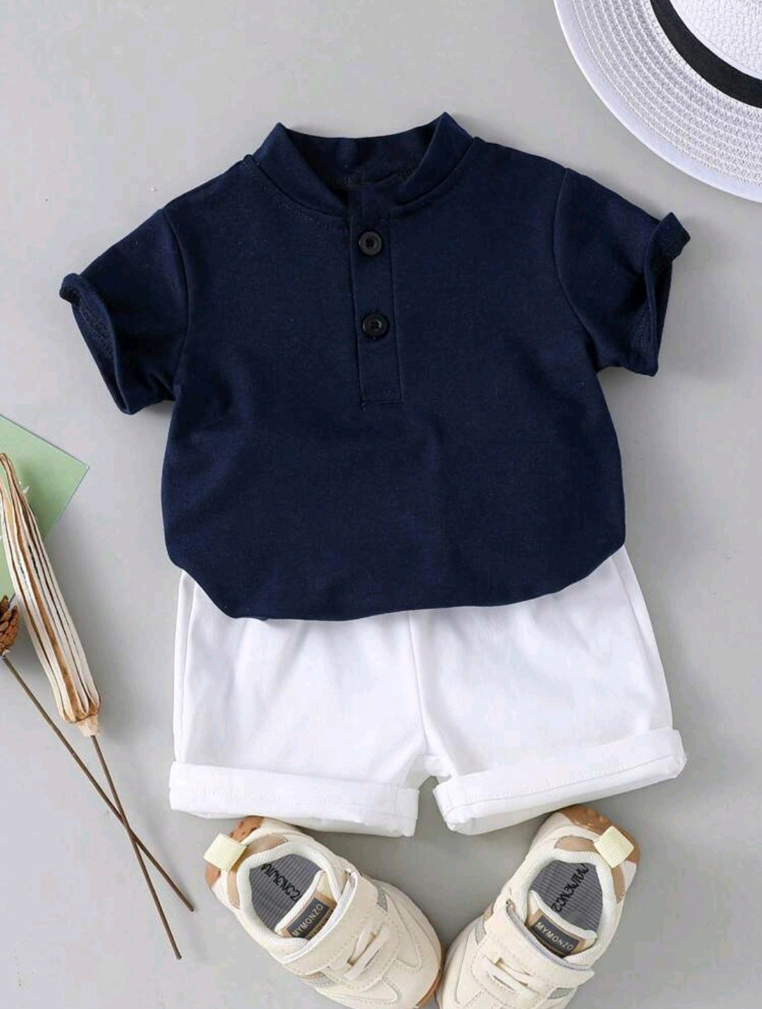 Remera con botones + short blanco