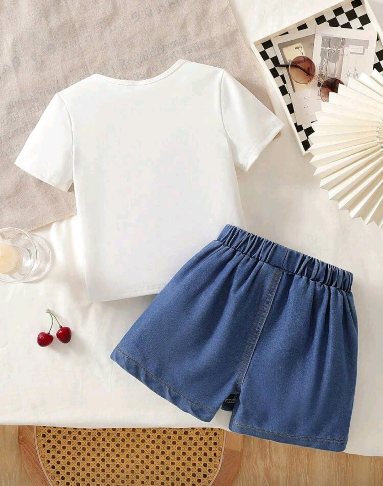 Remera con diseño de cereza + short pollera de jeans con bordados de cereza