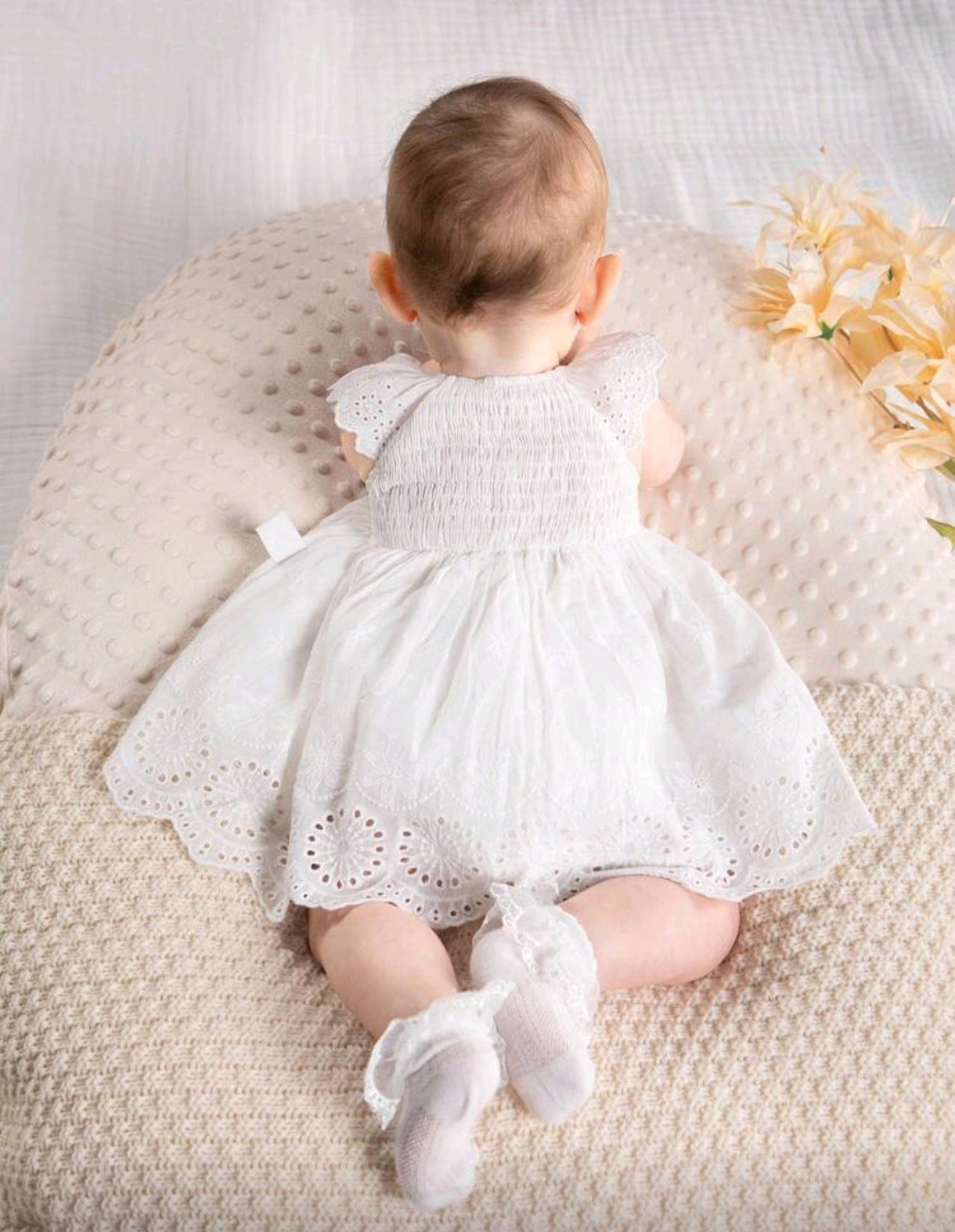Vestido blanco bebé con detalles en broderie