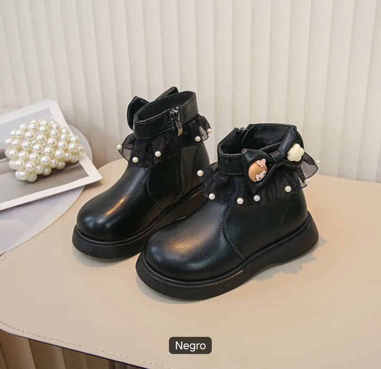 Acc. Botitas con detalles de tul y perlitas