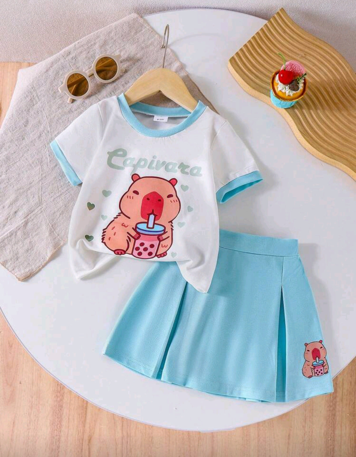 Blusa + falda con diseño de capibara