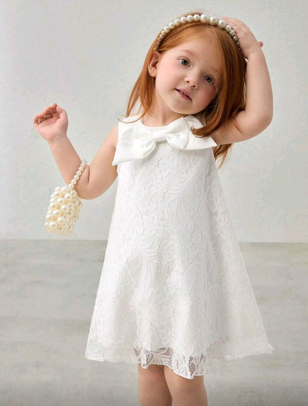 Vestido blanco de encaje y moño