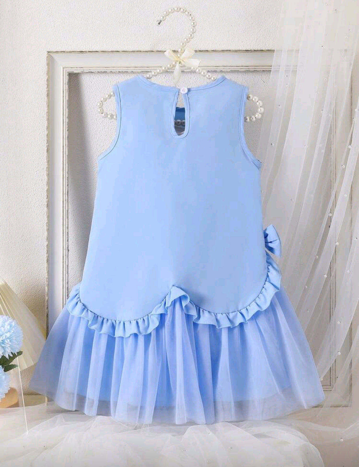 Vestido sin mangas con detalles de tul