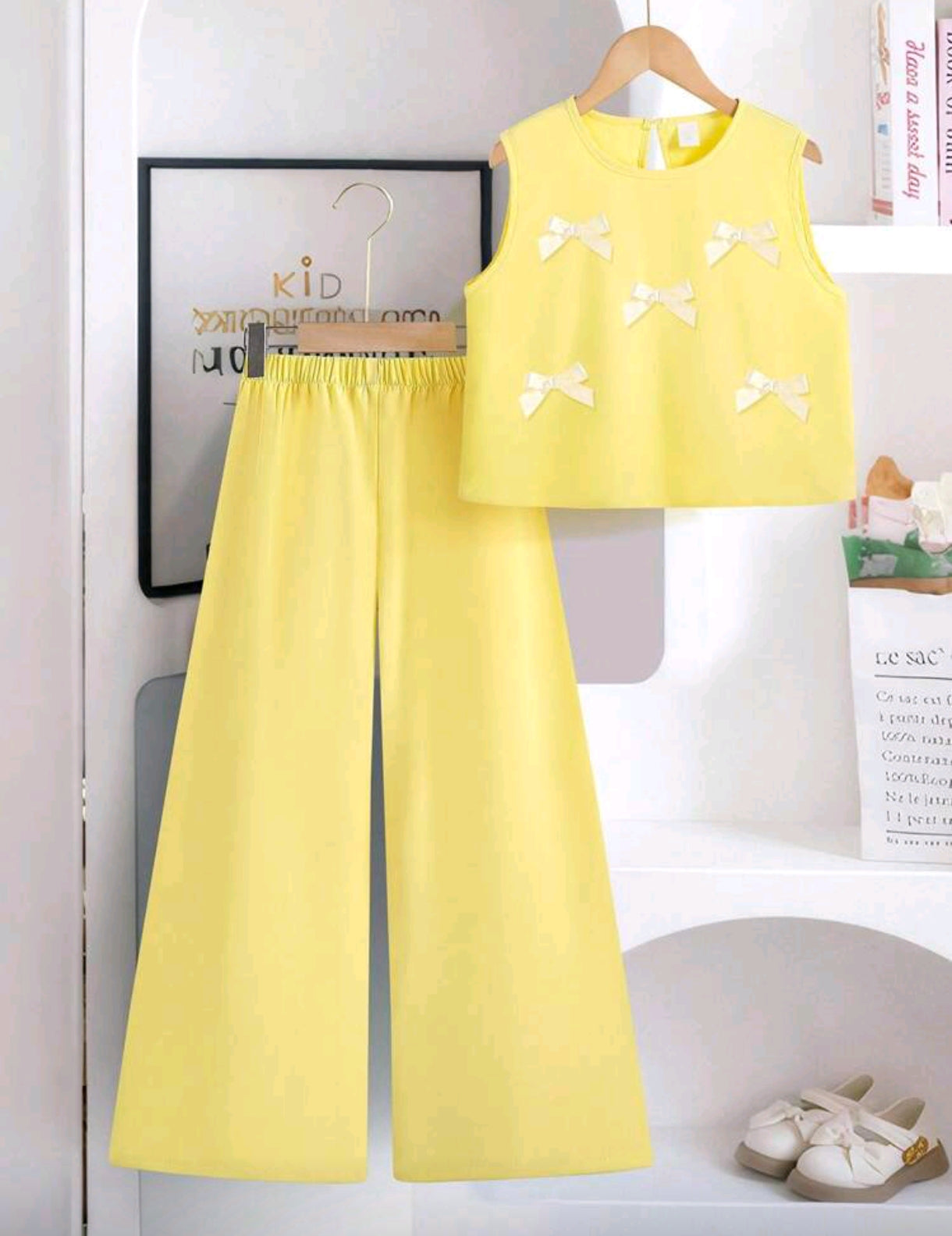 Blusa con detalles en moños + pantalón