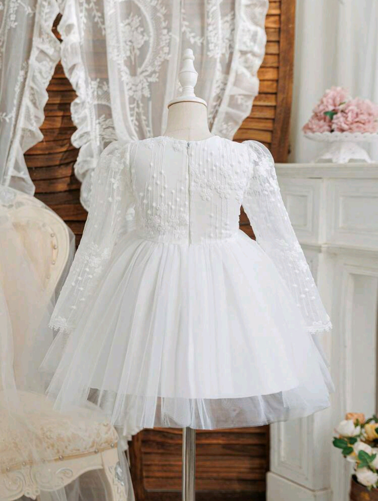 Vestido blanco de tul con mangas