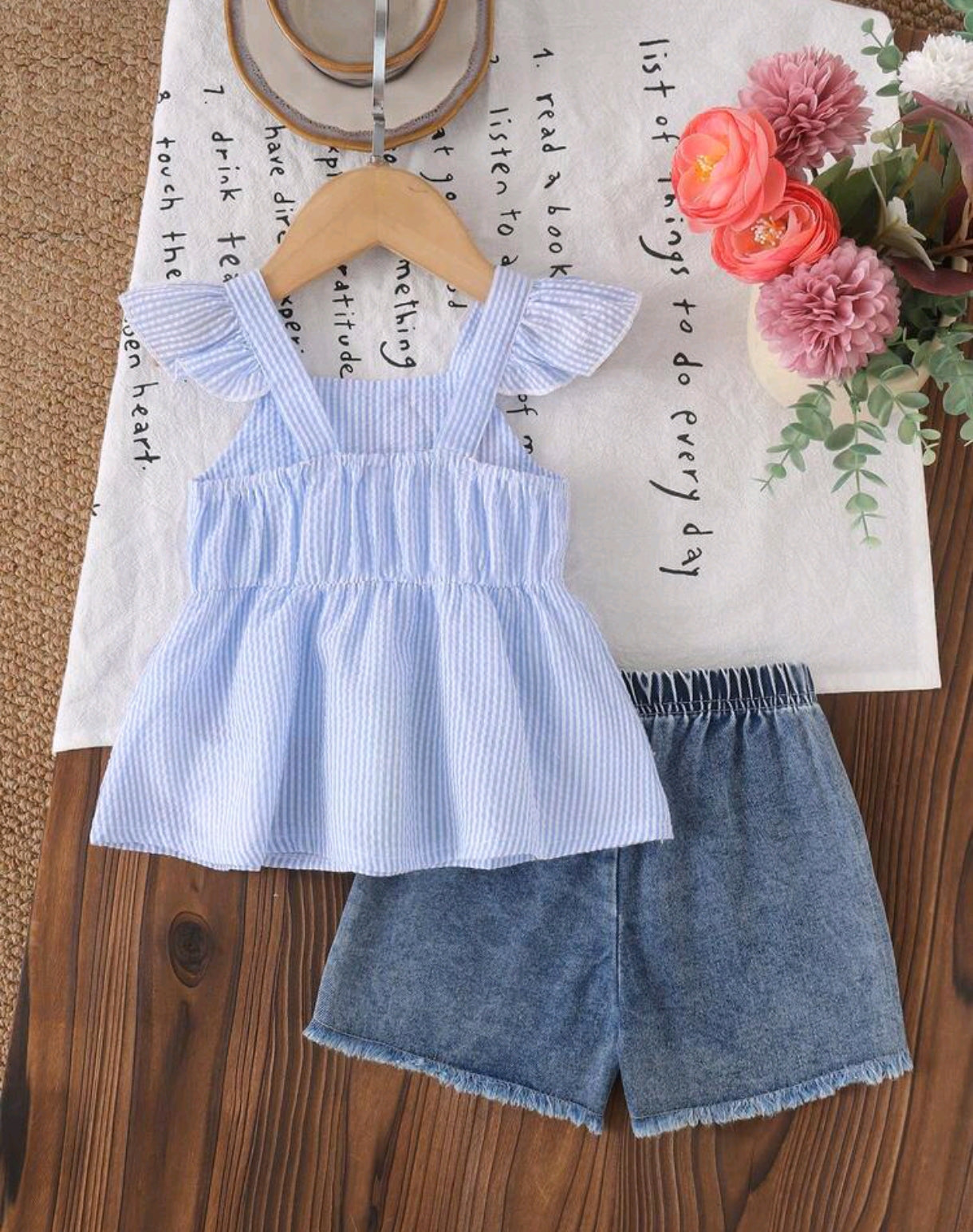 Blusa de Tiritas con detalles en flores + Short de Jeans