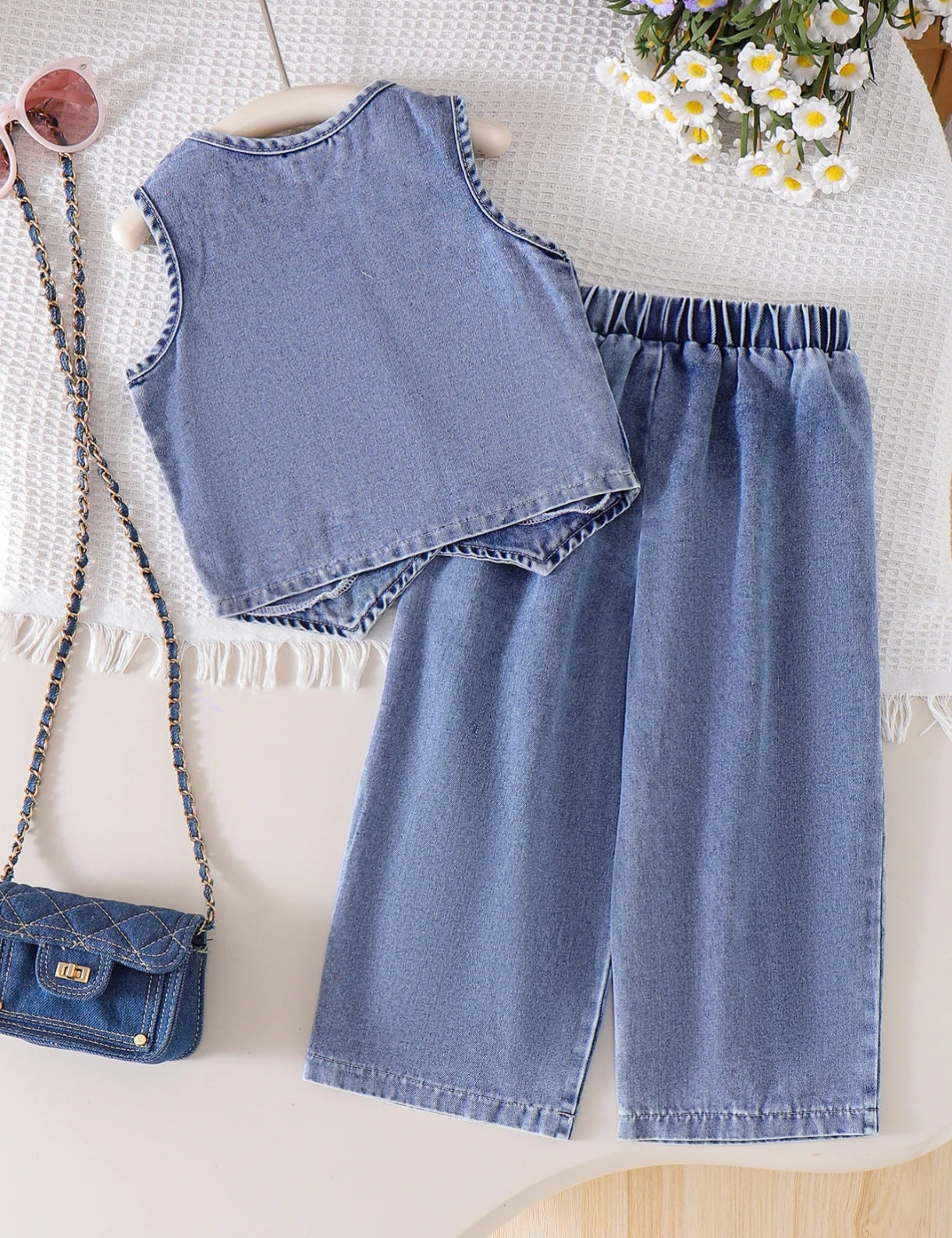 Chaleco de jeans + pantalón con bordados