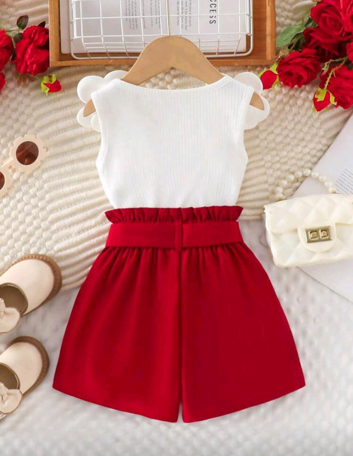 Blusa con detalles en flores + short con cinturón