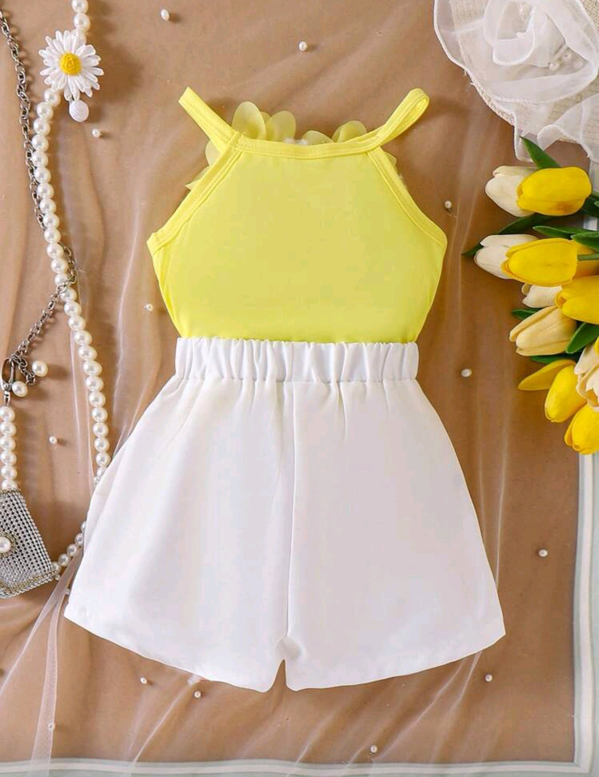 Blusa con detalles en flores + short pollera