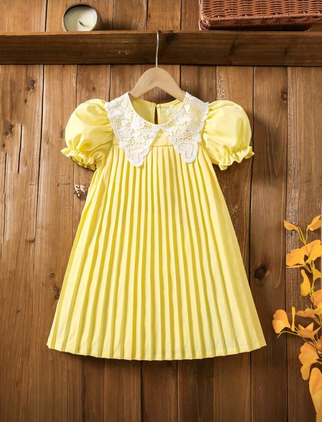 Vestido plisado de mangas abullonadas