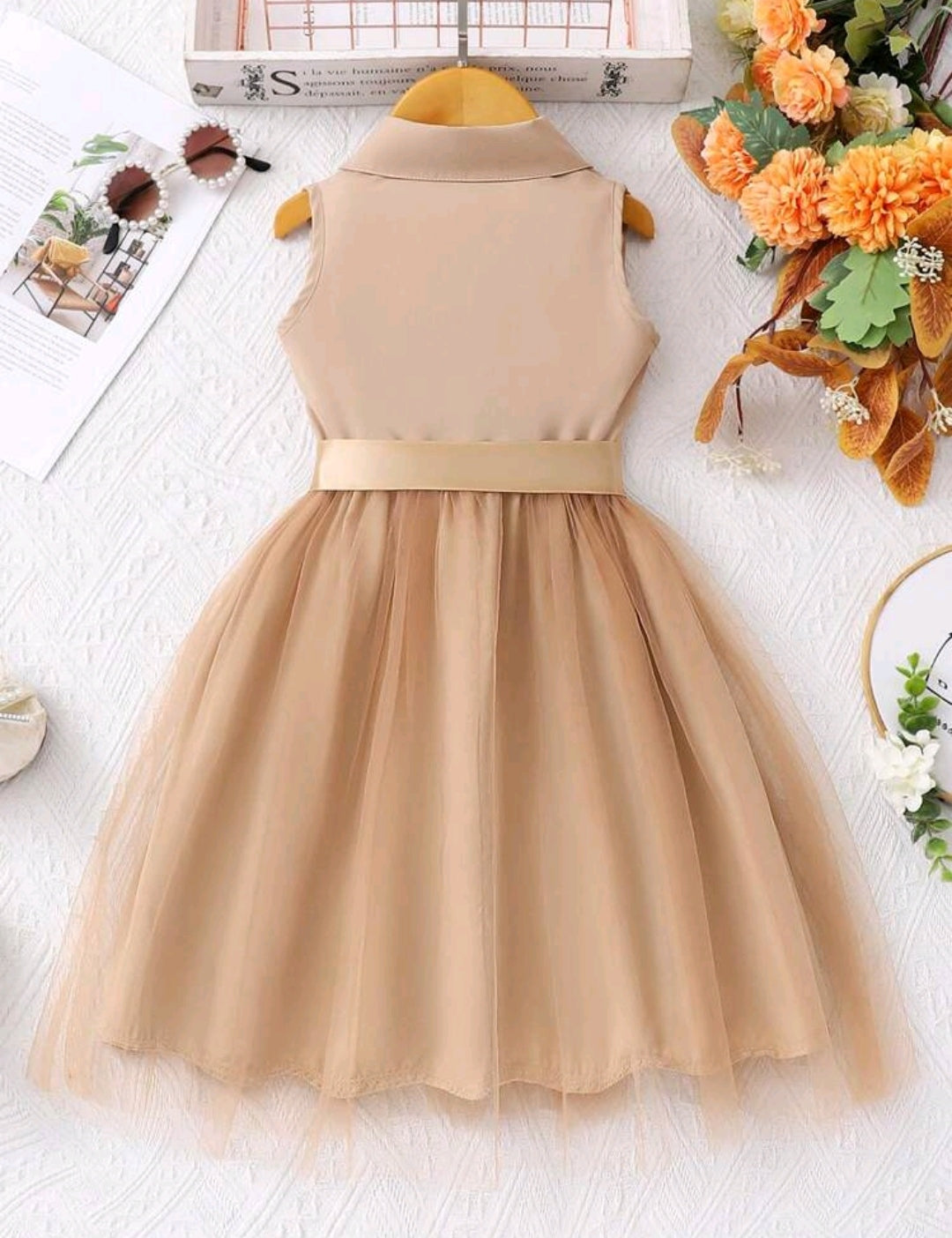 Vestido sin mangas con botones y tul
