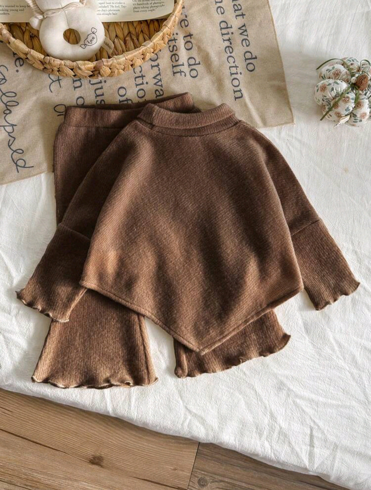 Abrigo de hilo con cuello + pantalón acampanado