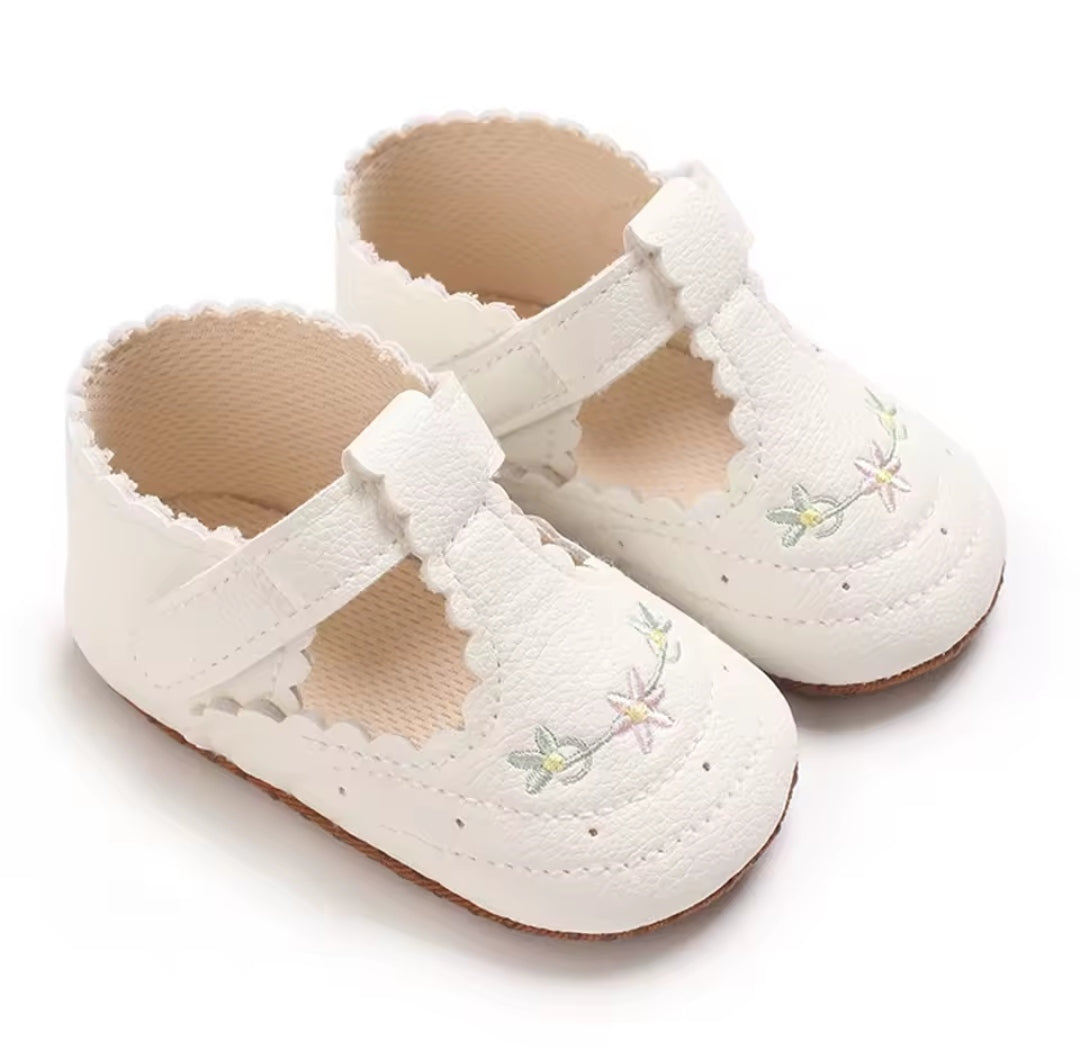 Acc. Zapatito para bebé con detalles en bordados, suela antideslizante