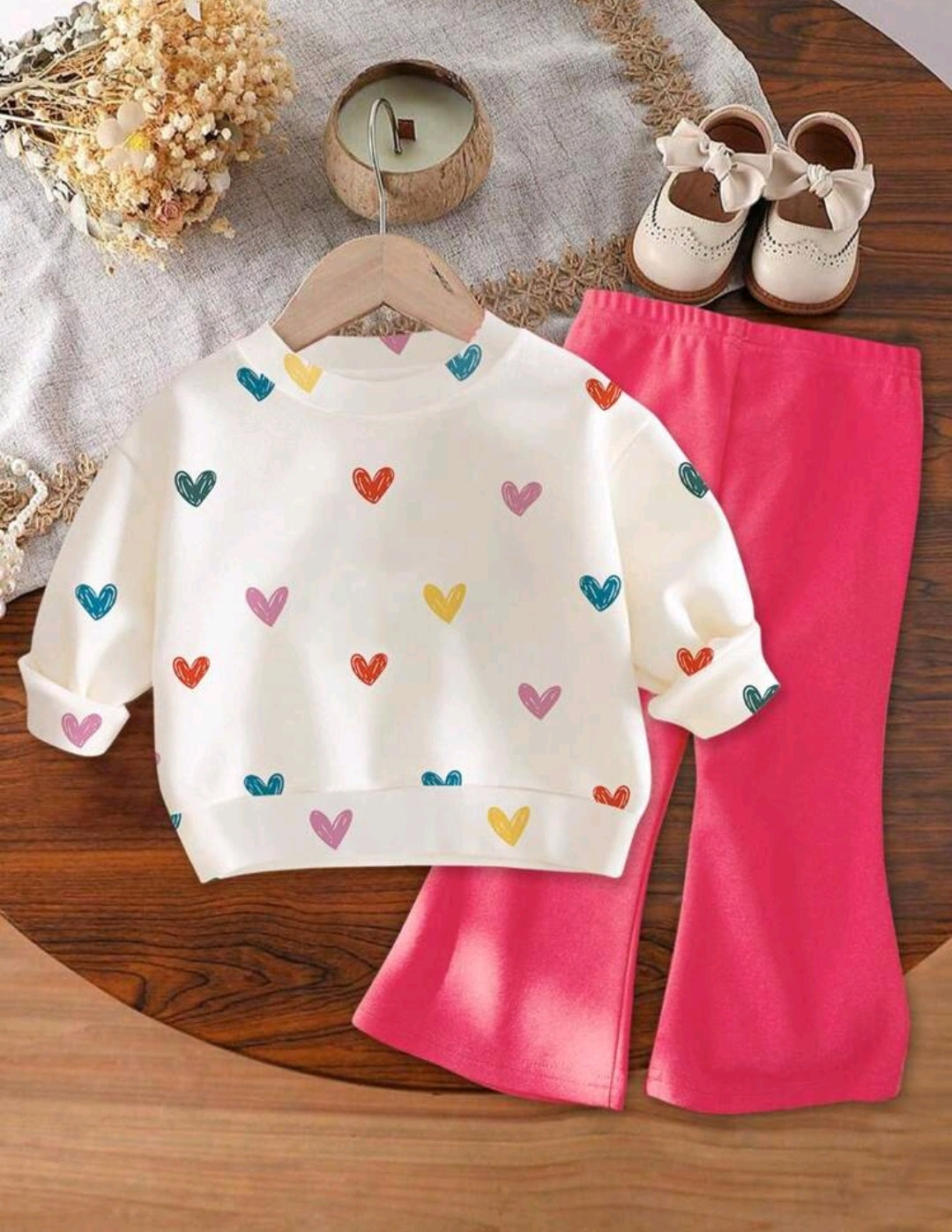 Mangas largas con diseño de corazón + pantalón acampanado