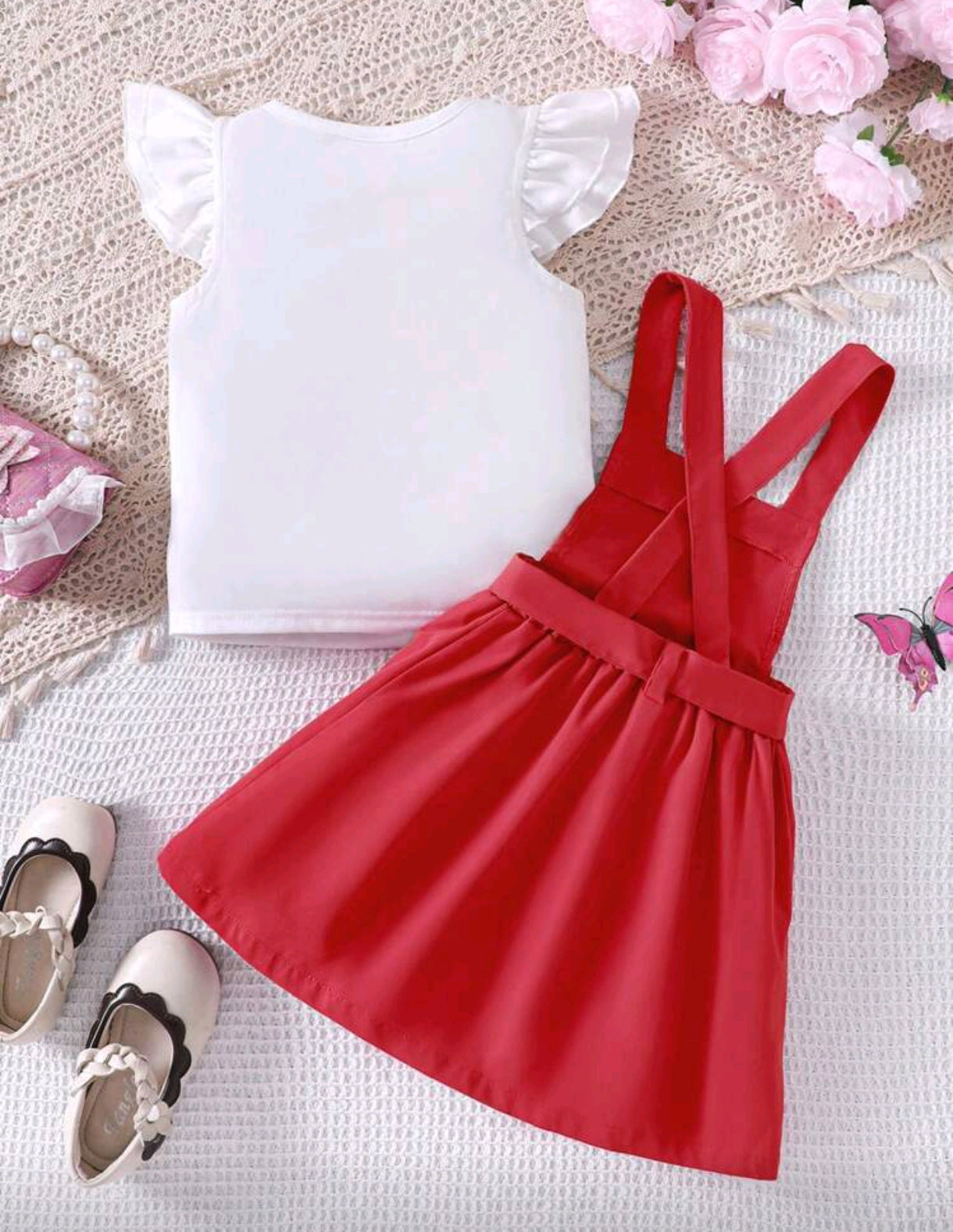 Blusa lisa + vestido jardinera