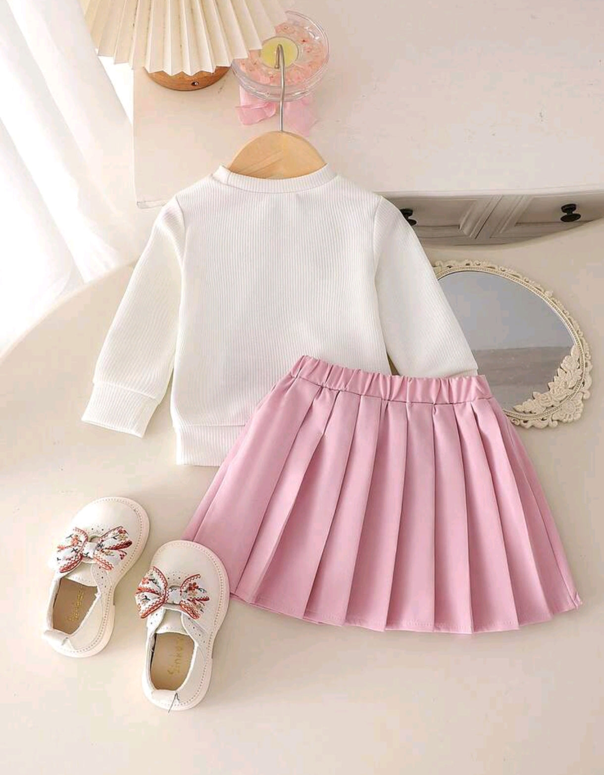 Mangas largas con detalles en moños+ falda plisada