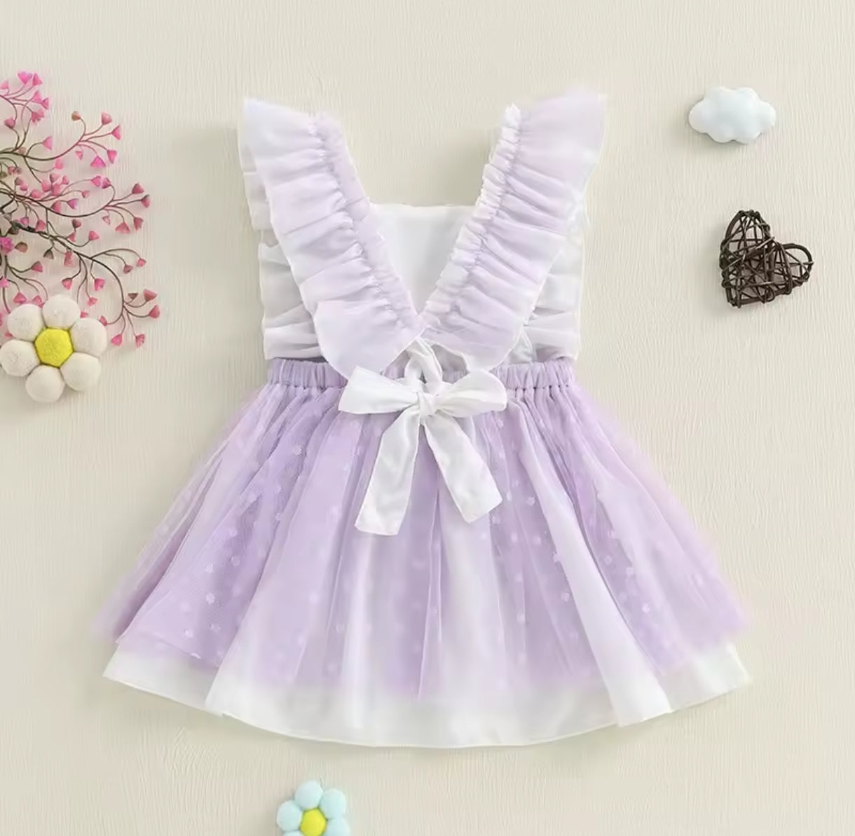 Vestido con bordados de flores y mariposas