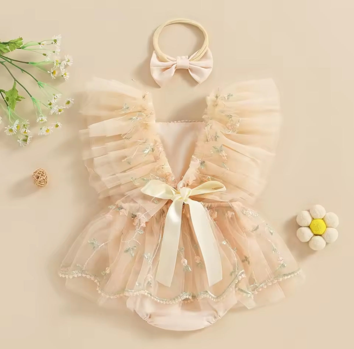 Body vestido con bordados de flores