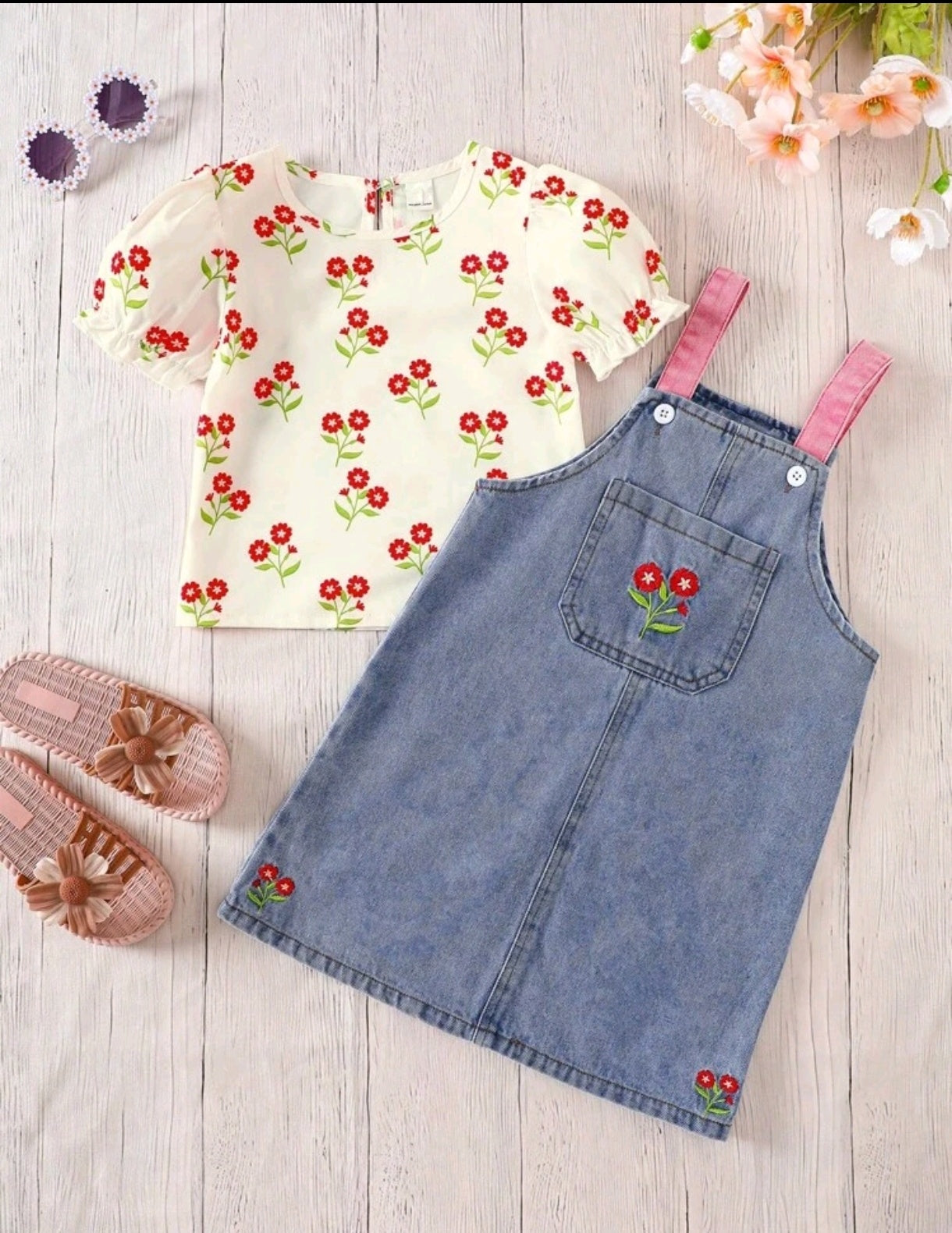 Blusa con estampa floral+ Vestido de jeans con bordados