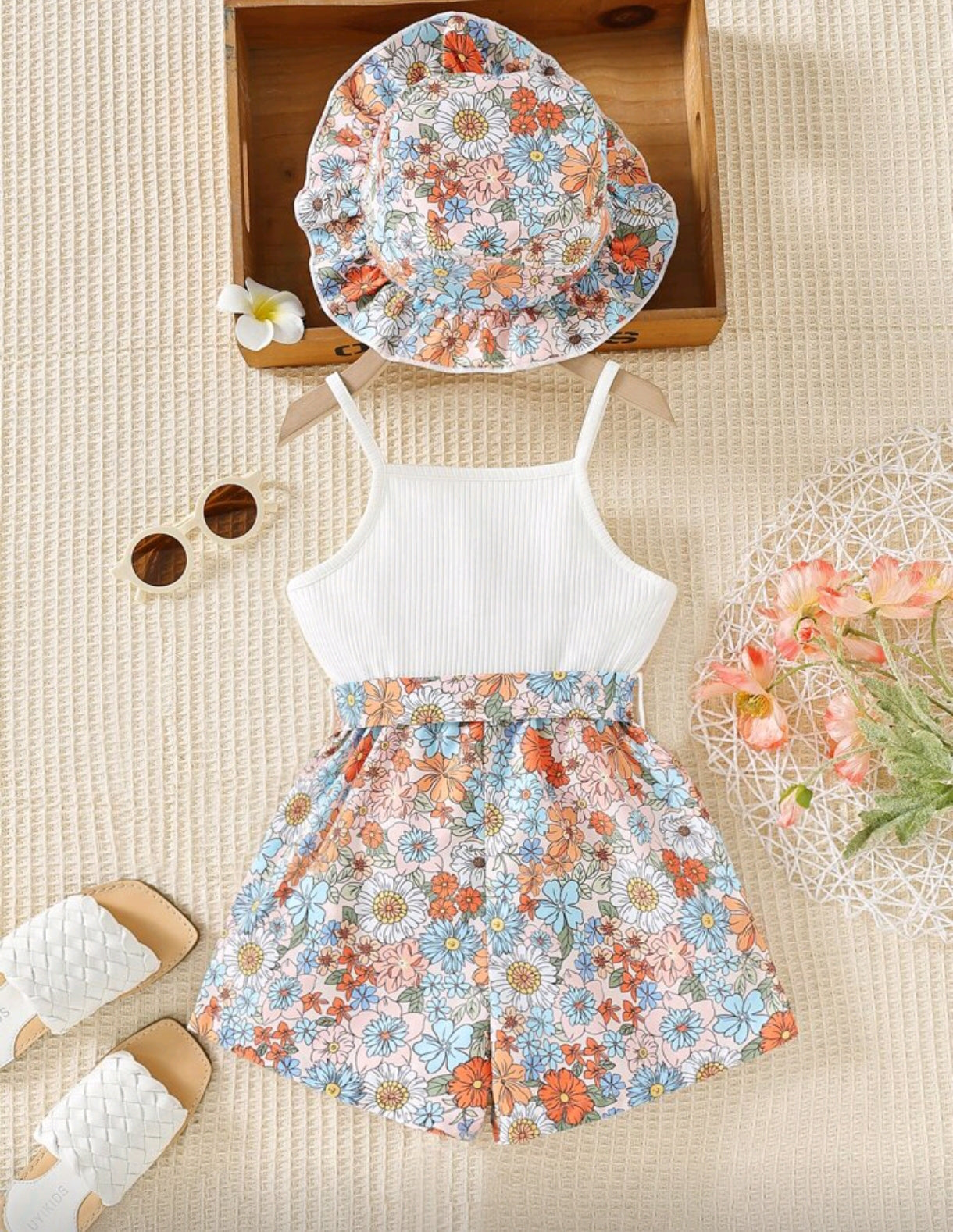 Monito de tiritas y estampa floral + sombrero