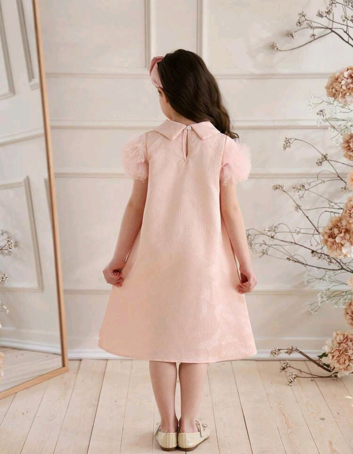 Vestido Chic con cuello y detalles en las mangas