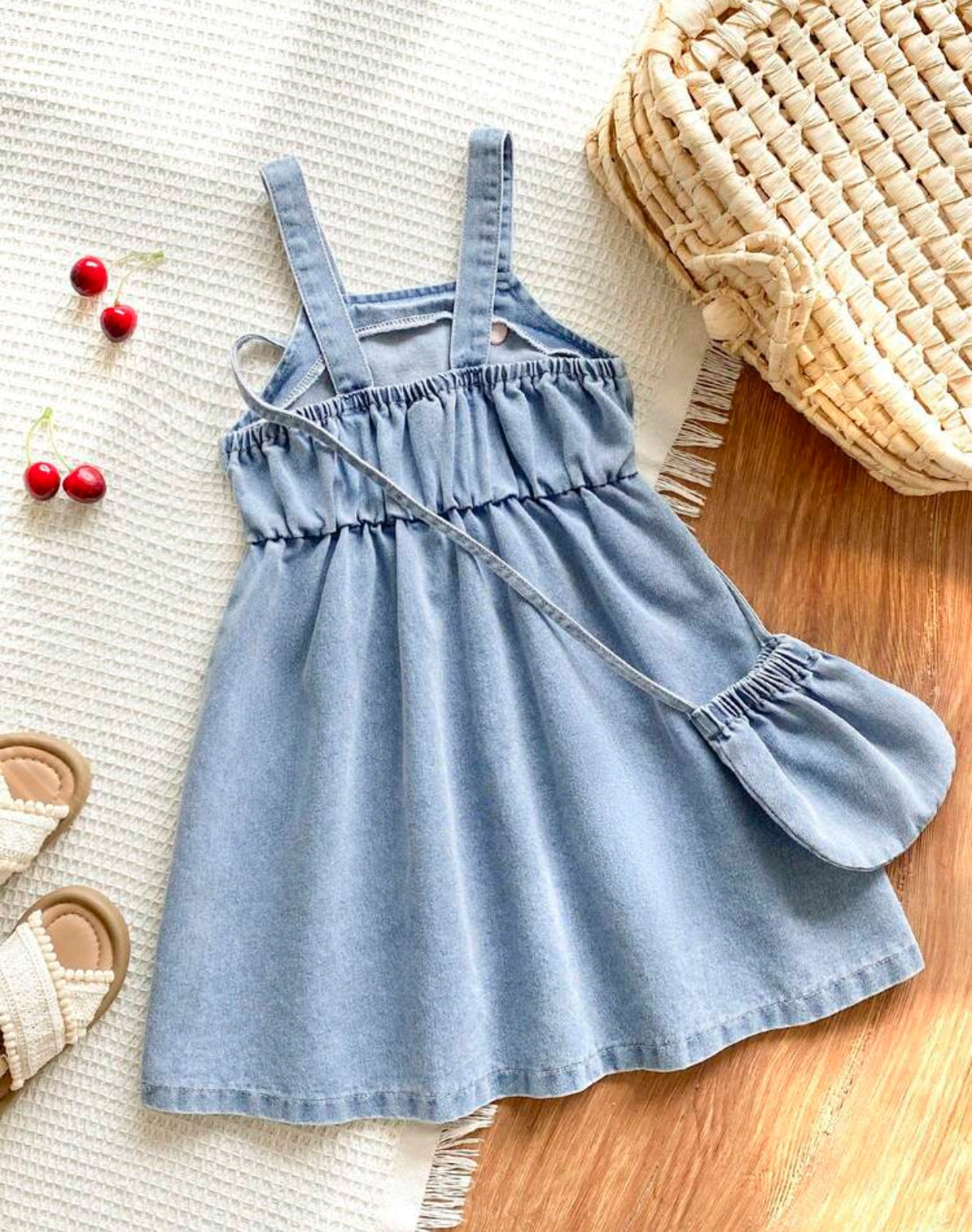 Vestido de jeans con bordados de cereza ( incluye el bolsito)