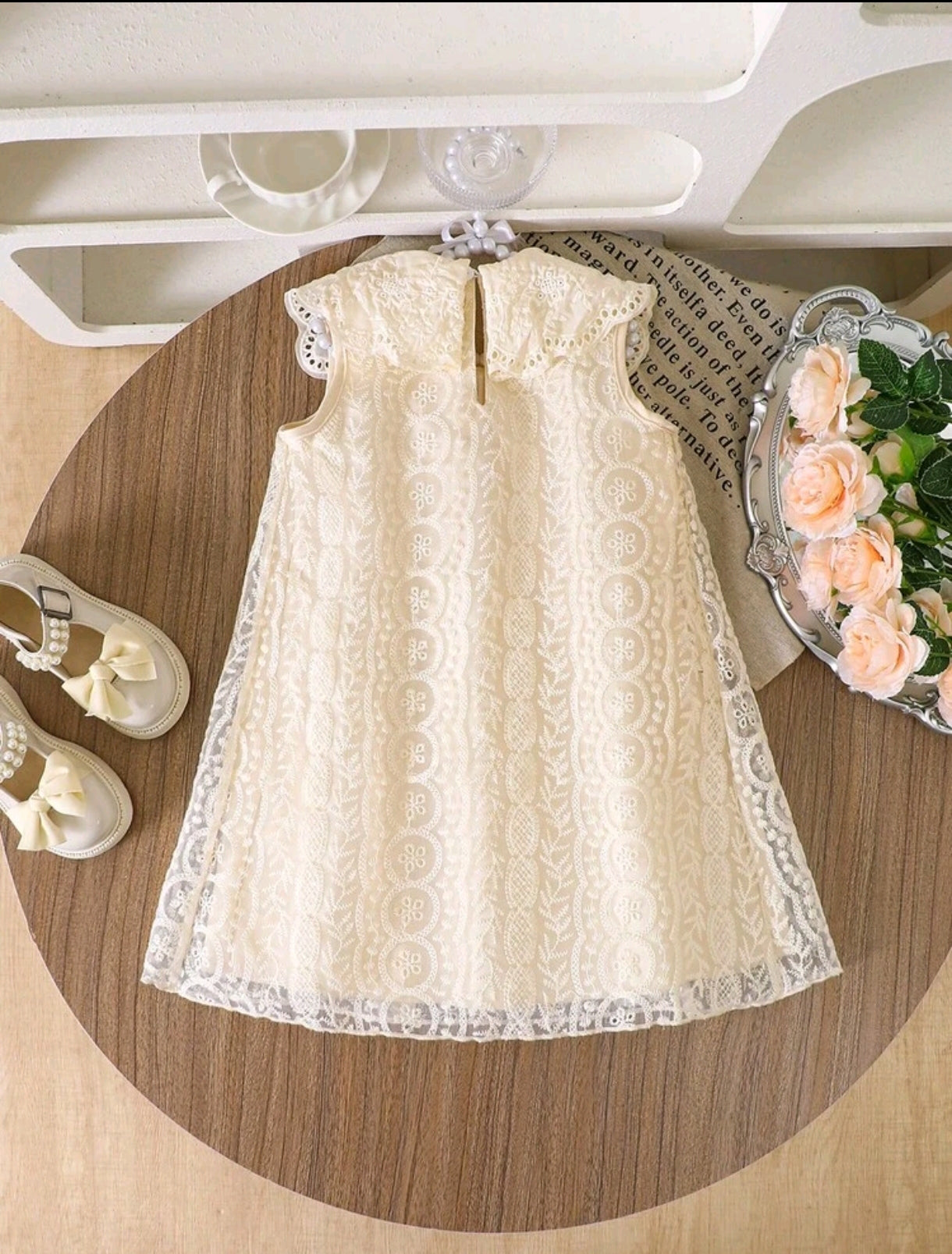 Vestido con cuello de encaje