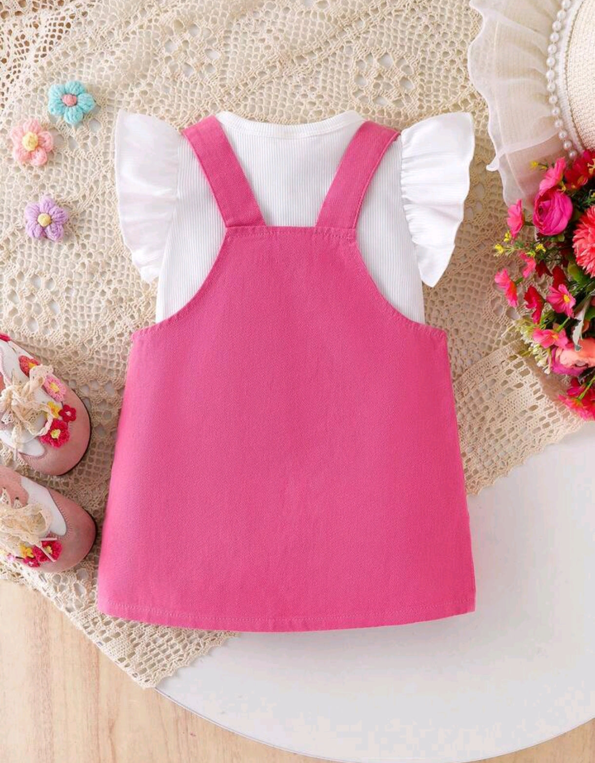 Blusa acanala + vestido jardinera con bordados de flores