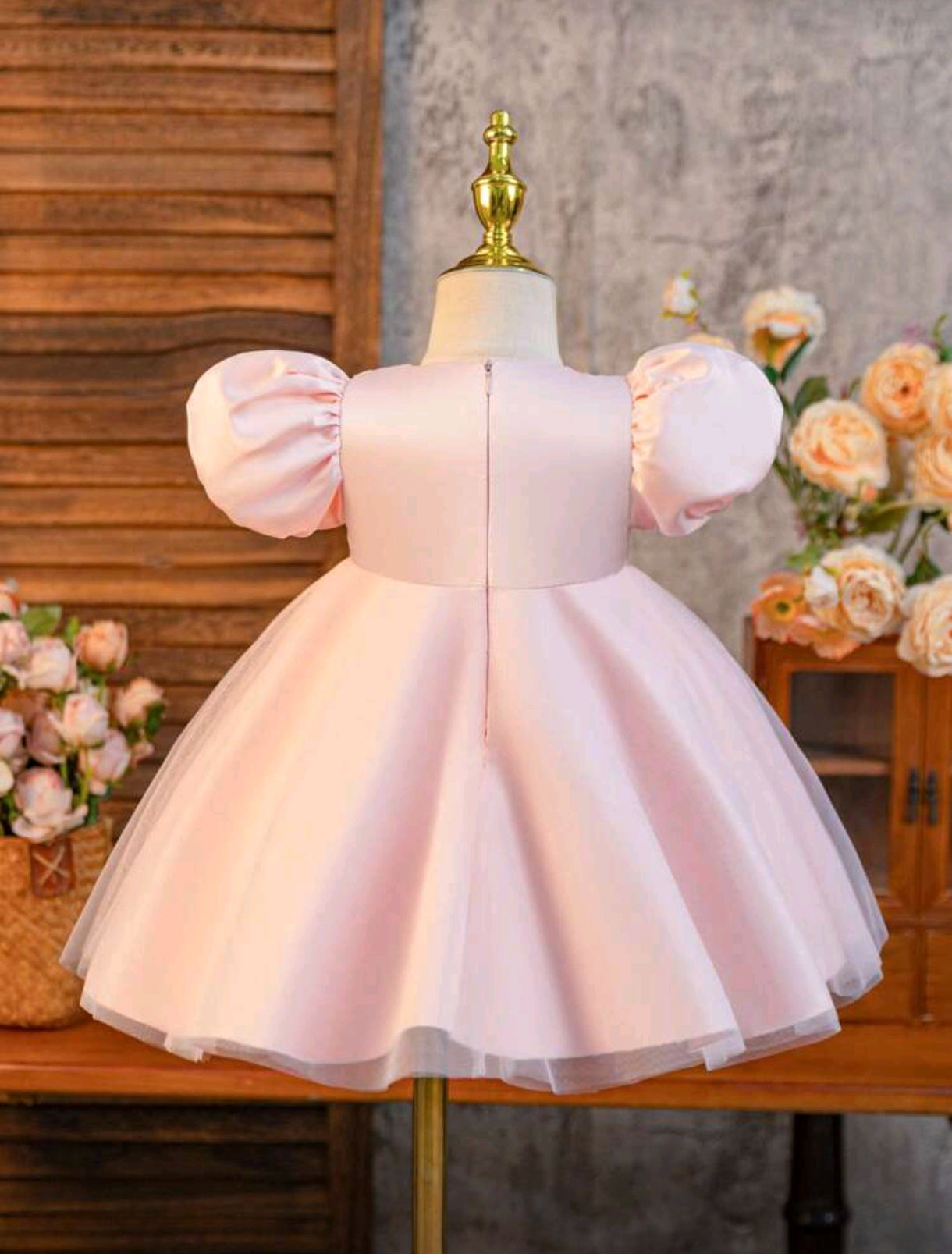 Vestido elegante con encajes y mangas abullonadas