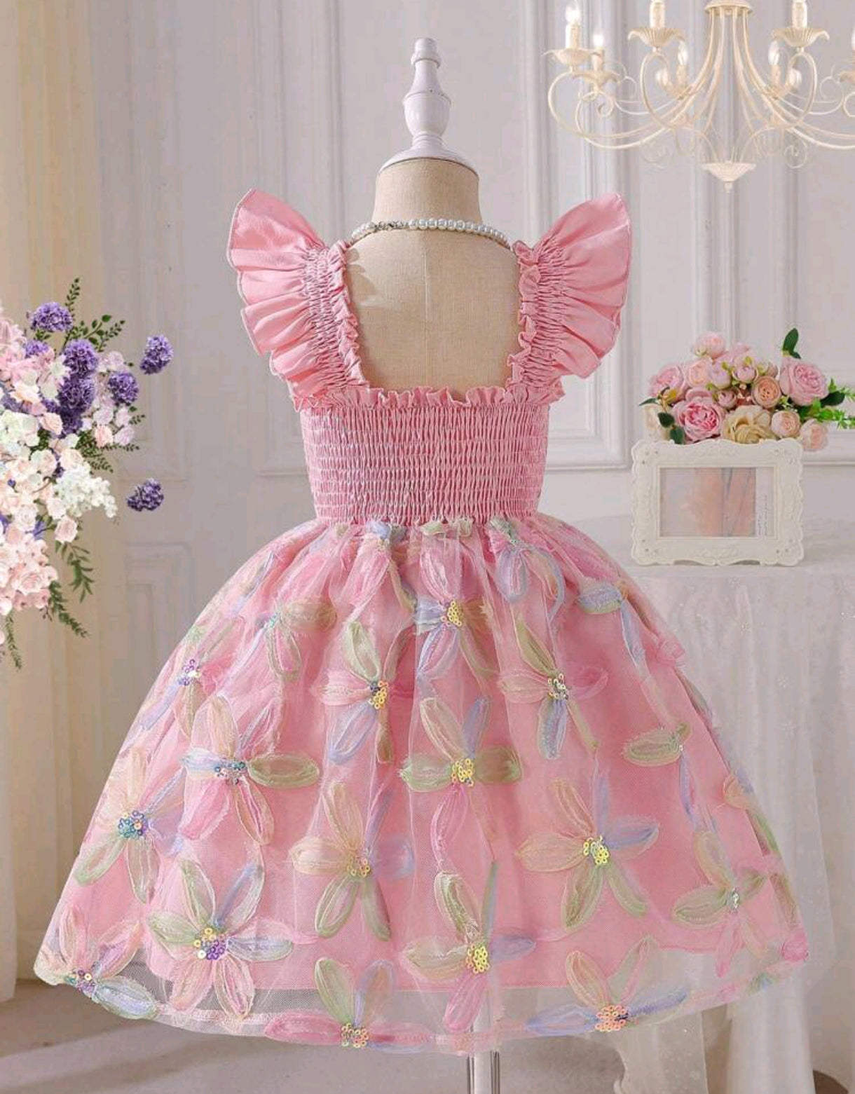 Vestido plisado con detalles florales